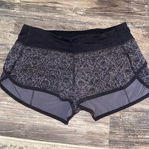 LULULEMON SPEED SHORT SIZE 6